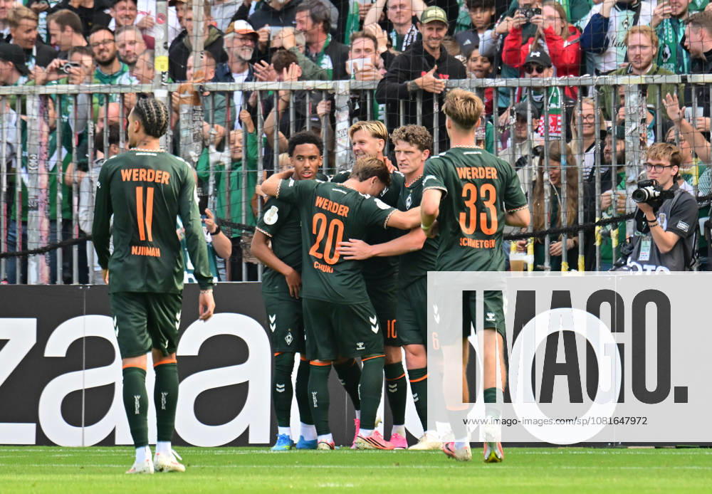 GER Fußball, Männer,DFB Pokal, 1.Runde Saison 2026 2027, Hamburg, Lüneburger SK vs Werder Bremen Niclas Füllkrug (Werder 10) schiesst per Elfmeter das Tor zum 2-0 fuer Bremen vorbei an Torwart Tommy Henze (Pauli 01) und jubelt mit der Mannschaft DFB DFL regulations prohibit any use of photographs as image sequences and or quasi-video) Hamburg Millerntorstadion Hamburg Deutschland