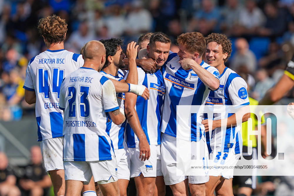 Fußball, DFB Pokal, 1. FC Saarbrücken - Hertha BSC, Saison 2026 2027, Ludwigsparkstadion: Torjubel nach dem Tor zum 1:0 für Hertha BSC SC durch Torschütze Paul Seguin (Hertha BSC, 30) zusammen mit Jon Dagur Thorsteinsson (Hertha BSC, 23) und Sebastian Groenning Andersen (Hertha BSC, 17) DFB regulations prohibit any use of photographs as image sequences and or quasi-video.