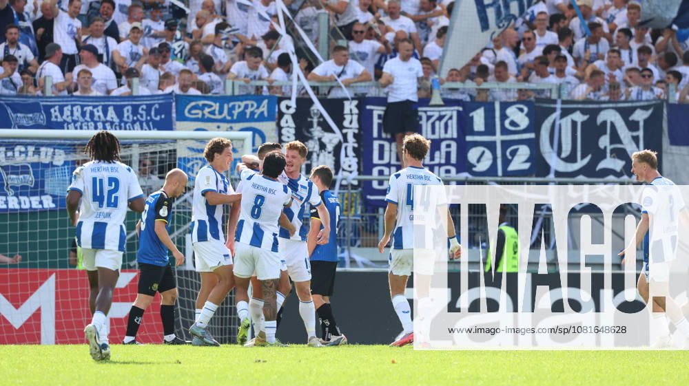 Fussball DFB Pokal 1.Runde, 1.FC Saarbruecken - Hertha BSC Berlin v.l. Paul Seguin (Hertha BSC) erzielt das Tor, Treffer, scores the goal zum 0:1 Saarbruecken