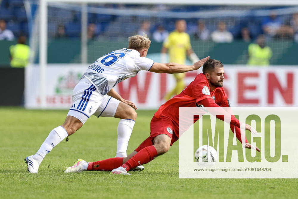 GER, Fussball, Herren, DFB-Pokal, Saison 2026 2027, MSV Duisburg - SV Elversberg Florian Krüger (Duisburg) und Lukasz Poreba (SVE) im Kampf um den Ball Duisburg schauinsland-reisen Arena Nordrhein-Westfalen Deutschland