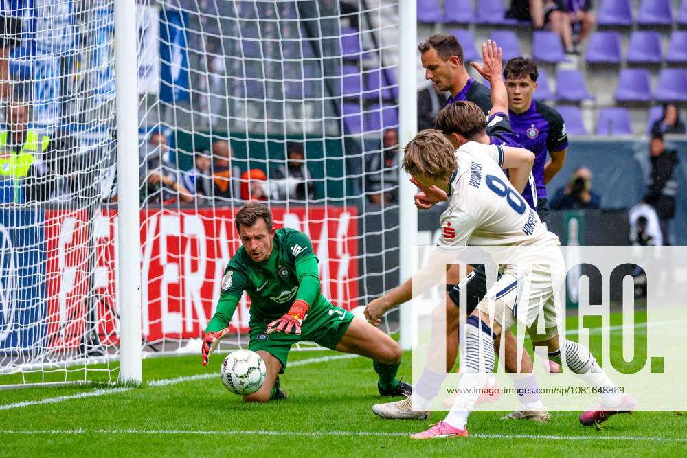 Martin Maennel (FC Erzgebirge Aue, 01) haelt Schuss von Patrick Wimmer (TSG 1899 Hoffenheim, 08), FC Erzgebirge Aue vs. TSG Hoffenheim, Fussball, DFB Pokal, 1. Runde, Saison 2026 2027, 22.08.2026,¨ DFL REGULATIONS PROHIBIT ANY USE OF PHOTOGRAPHS AS IMAGE SEQUENCES AND OR QUASI-VIDEO,¨ FC Erzgebirge Aue vs. TSG Hoffenheim, Fussball, DFB Pokal, 1. Runde, Saison 2026 2027, 22.08.2026, Aue