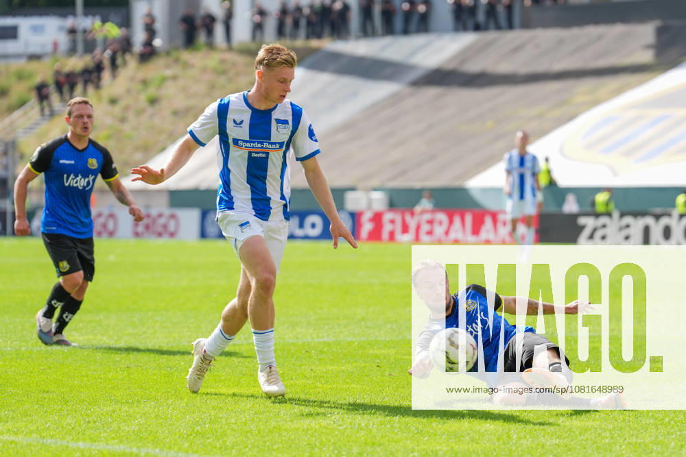 Fußball, DFB Pokal, 1. FC Saarbrücken - Hertha BSC, Saison 2026 2027, Ludwigsparkstadion: Julian Eitschberger (Hertha BSC, 2) Niko Bretschneider (1.FC Saarbruecken, 28) DFB regulations prohibit any use of photographs as image sequences and or quasi-video.