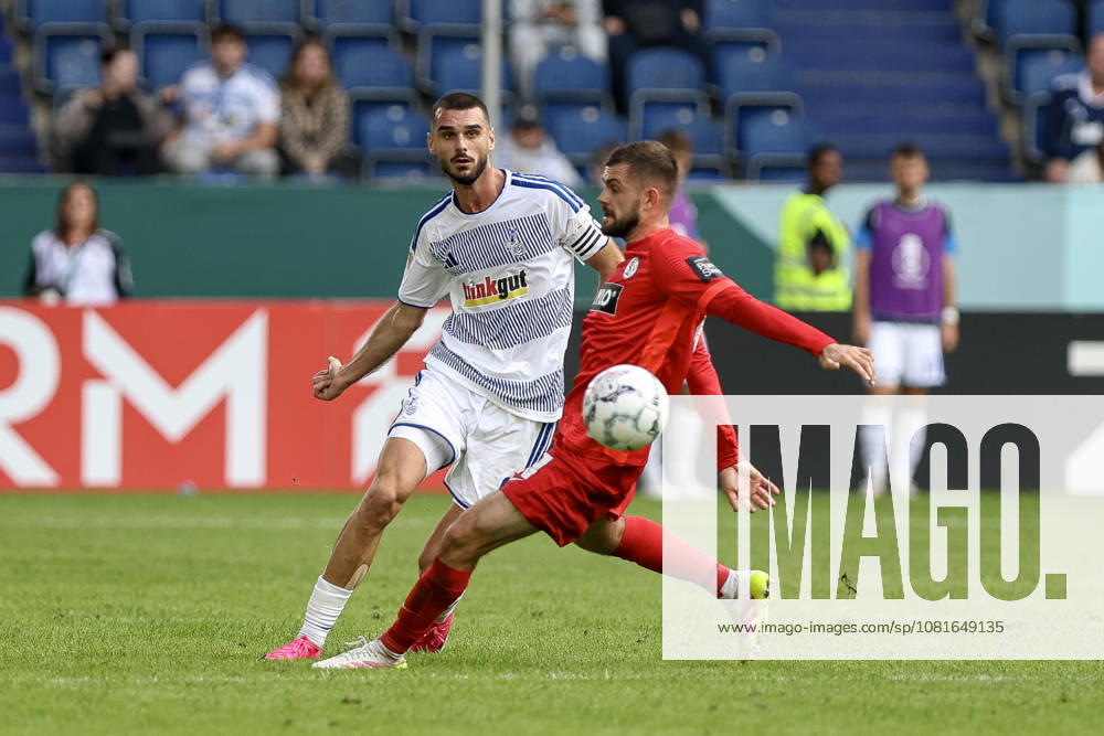 GER, Fussball, Herren, DFB-Pokal, Saison 2026 2027, MSV Duisburg - SV Elversberg Rasim Bulic (Duisburg) und Lukasz Poreba (SVE) im Kampf um den Ball Duisburg schauinsland-reisen Arena Nordrhein-Westfalen Deutschland