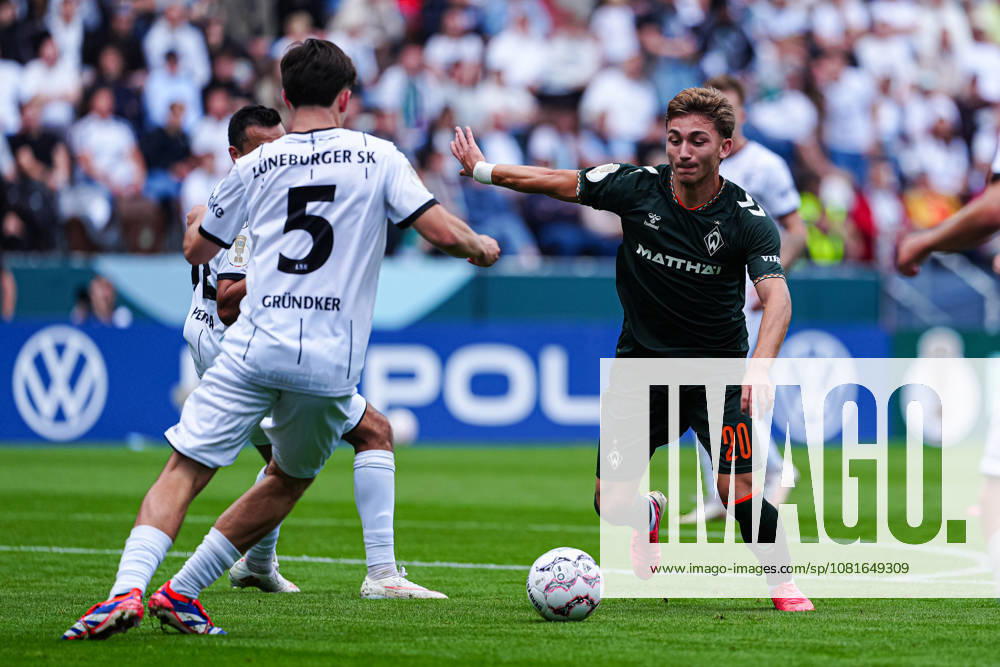 Julien Gründker (Lüneburger SK Hansa, 05), Chuki (SV Werder Bremen, 20) GER, Lüneburger SK Hansa vs. SV Werder Bremen, Fußball, DFB-Pokal, 1. Runde, Saison 2026 2027, 22.08.2026 GER, Lüneburger SK Hansa vs. SV Werder Bremen, Fußball, DFB-Pokal, 1. Runde, Saison 2026 2027, 22.08.2026 Hamburg