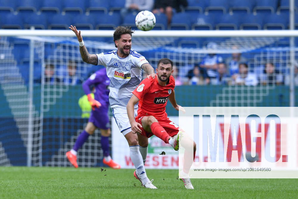 Fußball DFB-Pokal 1. Runde MSV Duisburg - SV Elversberg am 22.08.2026 in der Schauinsland-Reisen-Arena in Duisburg Tim Heike ( Duisburg ), hinten - Lukasz Poreba ( Elversberg ), vorne DFB regulations prohibit any use of photographs as image sequences and or quasi-video.