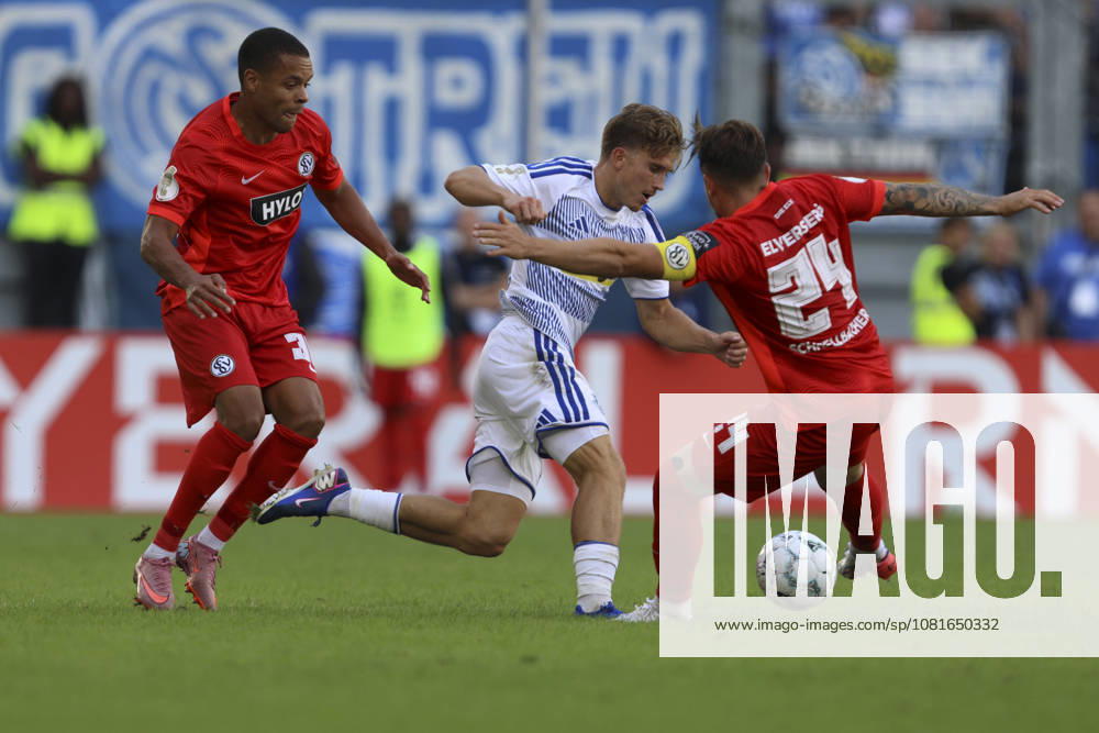 Jan Gyamerah (SV 07 Elversberg), Patrick Sussek (MSV Duisburg) und Luca Schnellbacher (SV 07 Elversberg) im Zweikampf waehrend des Spiels der 1. Runde des DFB-Pokal zwischen MSV Duisburg und SV 07 Elversberg, Schauinsland-Reisen-Arena am 22. August 2026 in Duisburg, Deutschland. (Foto von Oliver Kaelke DeFodi Images) +++ Jan Gyamerah (SV 07 Elversberg), Patrick Sussek (MSV Duisburg) und Luca Schnellbacher (SV 07 Elversberg) battle for the ball during the 1st round match of the DFB-Pokal between MSV Duisburg and SV 07 Elversberg at Schauinsland-Reisen-Arena on August 22, 2026 in Duisburg, Germany. (Photo by Oliver Kaelke DeFodi Images) DFB DFL REGULATIONS PROHIBIT ANY USE OF PHOTOGRAPHS AS IMAGE SEQUENCES AND OR QUASI-VIDEO. (Photo by Oliver Kaelke DeFodi Images) -