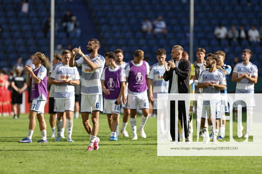GER, Fussball, Herren, DFB-Pokal, Saison 2026 2027, MSV Duisburg - SV Elversberg die Mannschaft vom MSV nach der Niederlage Duisburg schauinsland-reisen Arena Nordrhein-Westfalen Deutschland