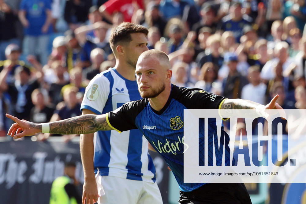 Fussball DFB Pokal 1.Runde, 1.FC Saarbruecken - Hertha BSC Berlin v.l. Torjubel nach dem Tor zum celebrating the goal celebrate 1:1 durch Philip Fahrner (1.FC Saarbruecken) Saarbruecken