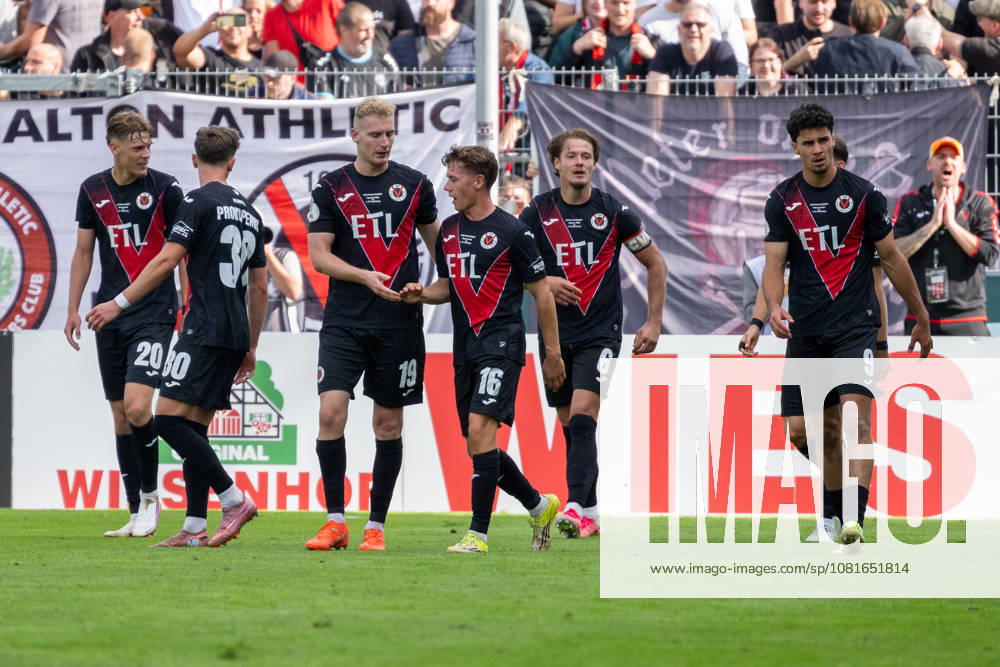 Die Koelner Spieler bejubeln das Tor zum 1:1 durch Meiko Sponsel (Viktoria Koeln, 19). Viktoria Koeln vs. 1. FC Nuernberg, Fussball, DFB-Pokal, 1. Runde, Saison 2026 2027, 22.08.2026 DFL DFB Regulations prohibit any use of Photographs as image sequences and or Quasivideo Viktoria Koeln vs. 1. FC Nuernberg, Fussball, DFB-Pokal, 1. Runde, Saison 2026 2027, 22.08.2026 Koeln