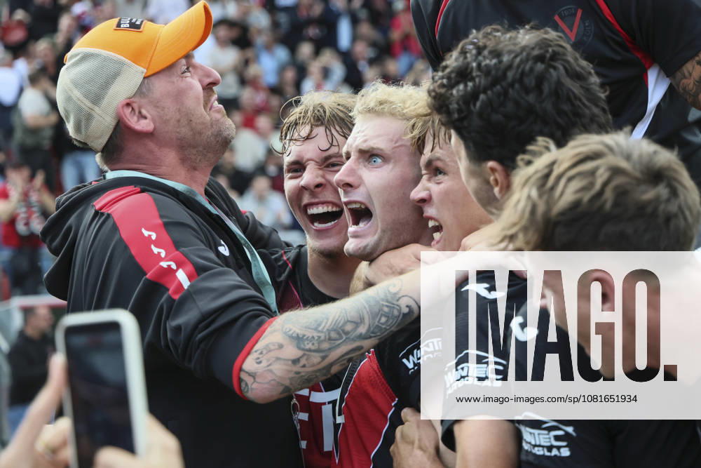 Meiko Sponsel (Viktoria Koeln, 19) celebrates his 1:1 goal with teammates during the DFB-Cup match between Viktoria Koeln vs. 1. FC Nuernberg at the Sportpark Hoehenberg on August 22, 2026 in Koeln, Germany. DFL REGULATIONS PROHIBIT ANY USE OF PHOTOGRAPHS AS IMAGE SEQUENCES AND OR QUASI-VIDEO. Nordrhein-Westfalen Germany
