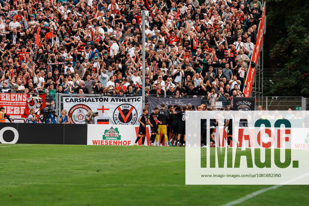 Deutschland, Köln (Sportpark Höhenberg): DFB-Pokal, 1. Runde, FC Viktoria Köln - 1. FC Nürnberg, Jubel vor Fans, Ausgleich Meiko Sponsel (FC Viktoria Köln, 19), Fankurve, Heimfans, Emotionen