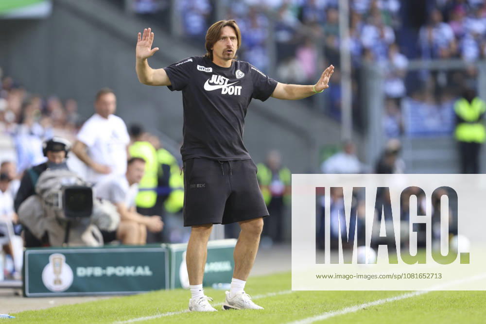 Trainer Vincent Wagner (SV 07 Elversberg) gestikuliert, Gestik waehrend des Spiels der 1. Runde des DFB-Pokal zwischen MSV Duisburg und SV 07 Elversberg, Schauinsland-Reisen-Arena am 22. August 2026 in Duisburg, Deutschland. (Foto von Oliver Kaelke DeFodi Images) +++ Trainer Vincent Wagner (SV 07 Elversberg) gestures during the 1st round match of the DFB-Pokal between MSV Duisburg and SV 07 Elversberg at Schauinsland-Reisen-Arena on August 22, 2026 in Duisburg, Germany. (Photo by Oliver Kaelke DeFodi Images) DFB DFL REGULATIONS PROHIBIT ANY USE OF PHOTOGRAPHS AS IMAGE SEQUENCES AND OR QUASI-VIDEO. (Photo by Oliver Kaelke DeFodi Images) -