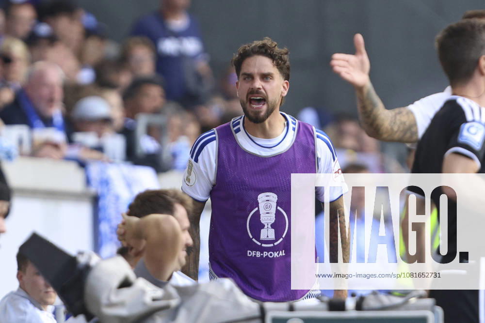 Lex-Tyger Lobinger (MSV Duisburg) gestikuliert, Gestik waehrend des Spiels der 1. Runde des DFB-Pokal zwischen MSV Duisburg und SV 07 Elversberg, Schauinsland-Reisen-Arena am 22. August 2026 in Duisburg, Deutschland. (Foto von Oliver Kaelke DeFodi Images) +++ Lex-Tyger Lobinger (MSV Duisburg) gestures during the 1st round match of the DFB-Pokal between MSV Duisburg and SV 07 Elversberg at Schauinsland-Reisen-Arena on August 22, 2026 in Duisburg, Germany. (Photo by Oliver Kaelke DeFodi Images) DFB DFL REGULATIONS PROHIBIT ANY USE OF PHOTOGRAPHS AS IMAGE SEQUENCES AND OR QUASI-VIDEO. (Photo by Oliver Kaelke DeFodi Images) -
