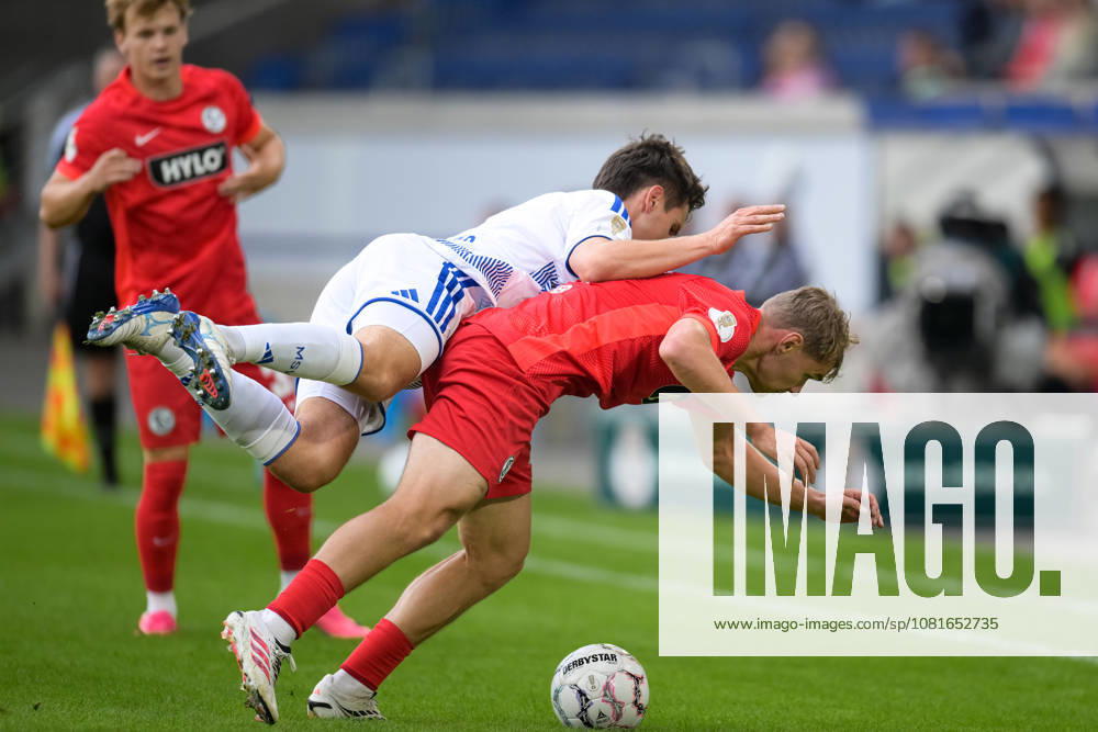 Fußball, DFB-Pokal, 20260822, MSV Duisburg - SV 07 Elversberg. Im Bild v.l. Martin ENS (Duisburg, 4), Lasse GÜNTHER (Elversberg, 21). Duisburg Schauinsland-Reisen-Arena Nordrhein-Westfalen Deutschland