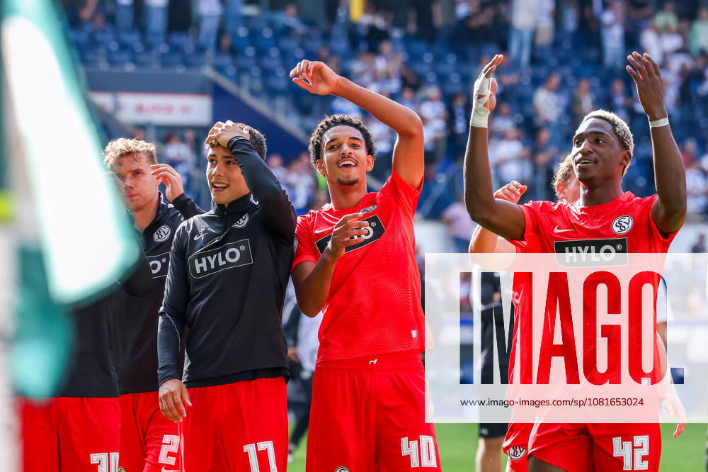 2026.08.22, Fußball, DFB-Pokal, MSV Duisburg - SV Elversberg, Schauinsland-Reisen-Arena, 1.Runde, Saison 2026 2027: Die Mannschaft feiert um Francis Onyeka (SV Elversberg 40) herum den Sieg DFB regulations prohibit any use of photographs as image sequences and or quasi-video. Photo: WilkowskixPressefotoKochx Nordrhein-Westfalen Deutschland