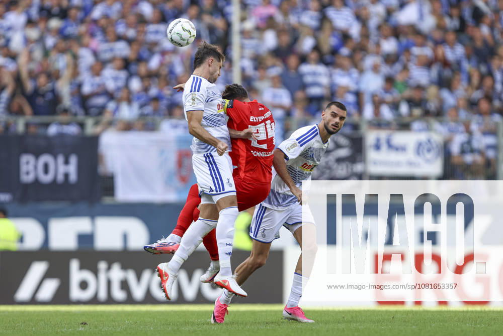Lex-Tyger Lobinger (MSV Duisburg), Luca Schnellbacher (SV 07 Elversberg) und Rasim Bulic (MSV Duisburg) im Zweikampf waehrend des Spiels der 1. Runde des DFB-Pokal zwischen MSV Duisburg und SV 07 Elversberg, Schauinsland-Reisen-Arena am 22. August 2026 in Duisburg, Deutschland. (Foto von Oliver Kaelke DeFodi Images) +++ Lex-Tyger Lobinger (MSV Duisburg), Luca Schnellbacher (SV 07 Elversberg) und Rasim Bulic (MSV Duisburg) battle for the ball during the 1st round match of the DFB-Pokal between MSV Duisburg and SV 07 Elversberg at Schauinsland-Reisen-Arena on August 22, 2026 in Duisburg, Germany. (Photo by Oliver Kaelke DeFodi Images) DFB DFL REGULATIONS PROHIBIT ANY USE OF PHOTOGRAPHS AS IMAGE SEQUENCES AND OR QUASI-VIDEO. (Photo by Oliver Kaelke DeFodi Images) -