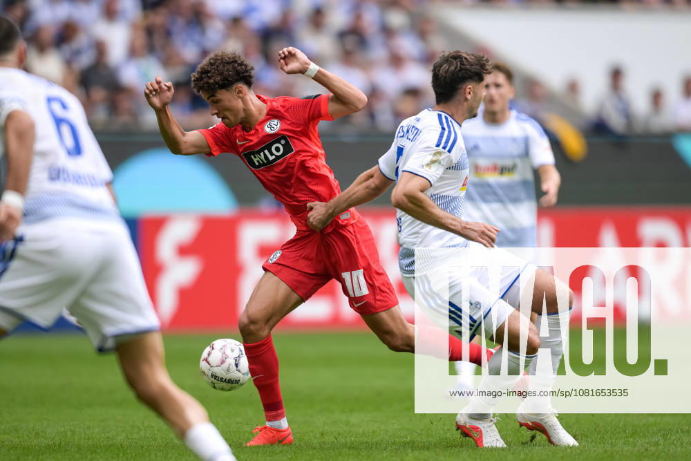 Fußball, DFB-Pokal, 20260822, MSV Duisburg - SV 07 Elversberg. Im Bild v.l. Noah DARVICH (Elversberg, 10), Tobias FLECKSTEIN (Duisburg, 5). Duisburg Schauinsland-Reisen-Arena Nordrhein-Westfalen Deutschland