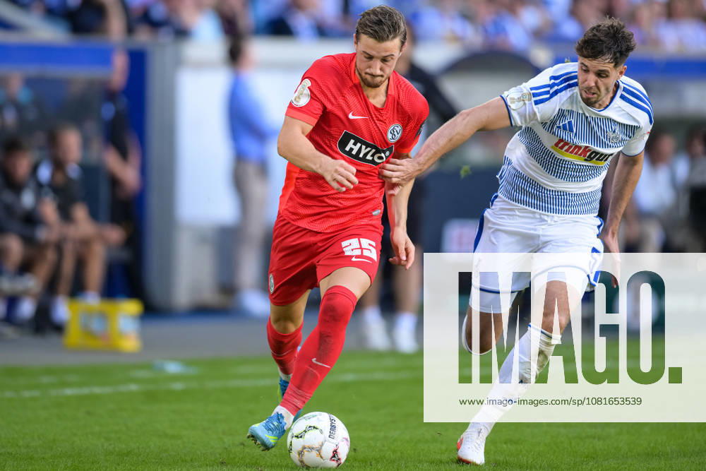 Fußball, DFB-Pokal, 20260822, MSV Duisburg - SV 07 Elversberg. Im Bild v.l. Lukas PETKOV (Elversberg, 25), Tobias FLECKSTEIN (Duisburg, 5). Duisburg Schauinsland-Reisen-Arena Nordrhein-Westfalen Deutschland