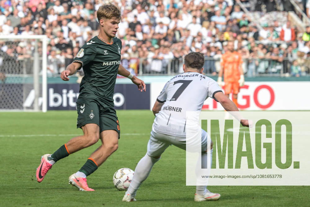 Mick Schmetgens (SV Werder Bremen 33) im Zweikampf , Lueneburger SK Hansa - SV Werder Bremen, Fussball, DFB-Pokal, DFB, 22.8.2026 DFB regulations prohibit any use of photographs as image sequences and or quasi-video Hamburg Hamburg Deutschland