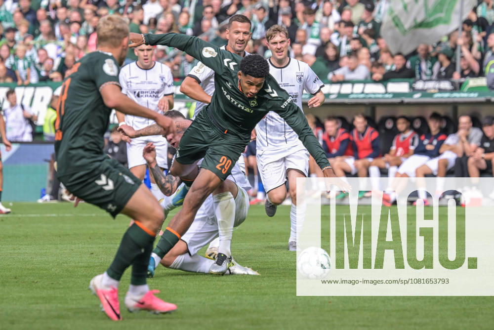 Salim Musah (SV Werder Bremen 29) gegen alle , Lueneburger SK Hansa - SV Werder Bremen, Fussball, DFB-Pokal, DFB, 22.8.2026 DFB regulations prohibit any use of photographs as image sequences and or quasi-video Hamburg Hamburg Deutschland