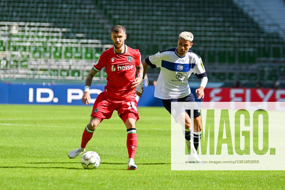 MArcel HArtel (Hannover 96, 10) am Ball gegen Alvaro Sanchez de Pablos (SV Hemelingen, 48) SV Hemelingen vs. Hannover 96, Fussball, DFB-Pokal, 1. Runde, Saison 2026 2027, 22.08.2026, SV Hemelingen vs. Hannover 96, Fussball, DFB-Pokal, 1. Runde, Saison 2026 2027, 22.08.2026 Bremen