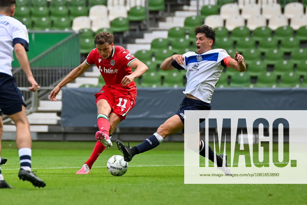 Benedikt Pichler (Hannover 96, 11) gegen Kerem Sahan (SV Hemelingen, 25) SV Hemelingen vs. Hannover 96, Fussball, DFB-Pokal, 1. Runde, Saison 2026 2027, 22.08.2026, SV Hemelingen vs. Hannover 96, Fussball, DFB-Pokal, 1. Runde, Saison 2026 2027, 22.08.2026 Bremen