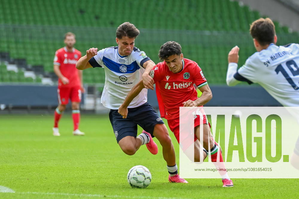 Husseyn Chakroun (Hannover 96, 14) gegen Emirhan Ciftci (SV Hemelingen, 58) SV Hemelingen vs. Hannover 96, Fussball, DFB-Pokal, 1. Runde, Saison 2026 2027, 22.08.2026, SV Hemelingen vs. Hannover 96, Fussball, DFB-Pokal, 1. Runde, Saison 2026 2027, 22.08.2026 Bremen