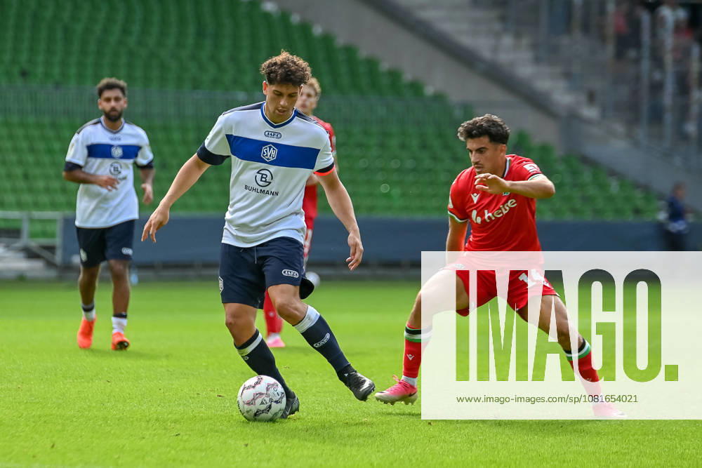 Husseyn Chakroun (Hannover 96, 14) gegen Kerem Sahan (SV Hemelingen, 25) SV Hemelingen vs. Hannover 96, Fussball, DFB-Pokal, 1. Runde, Saison 2026 2027, 22.08.2026, SV Hemelingen vs. Hannover 96, Fussball, DFB-Pokal, 1. Runde, Saison 2026 2027, 22.08.2026 Bremen