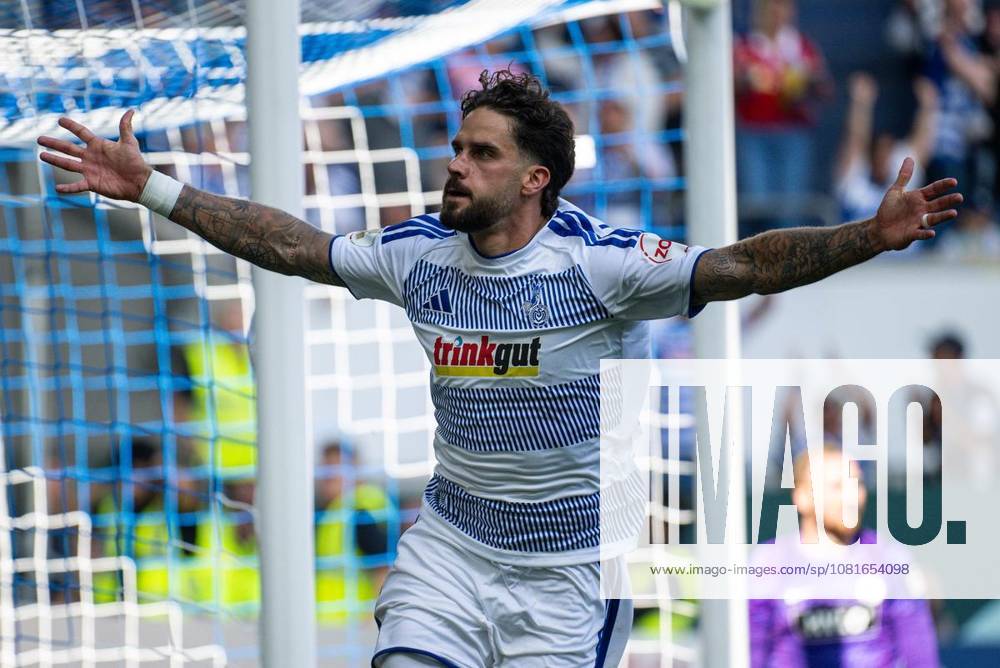 Fußball DFB-Pokal MSV Duisburg - SV Elversberg am 22.08.26 in der Schauinsland-Reisen Arena in Duisburg Torjubel zum 1:1 durch Lex Tyger Lobinger ( Duisburg ) Duisburg
