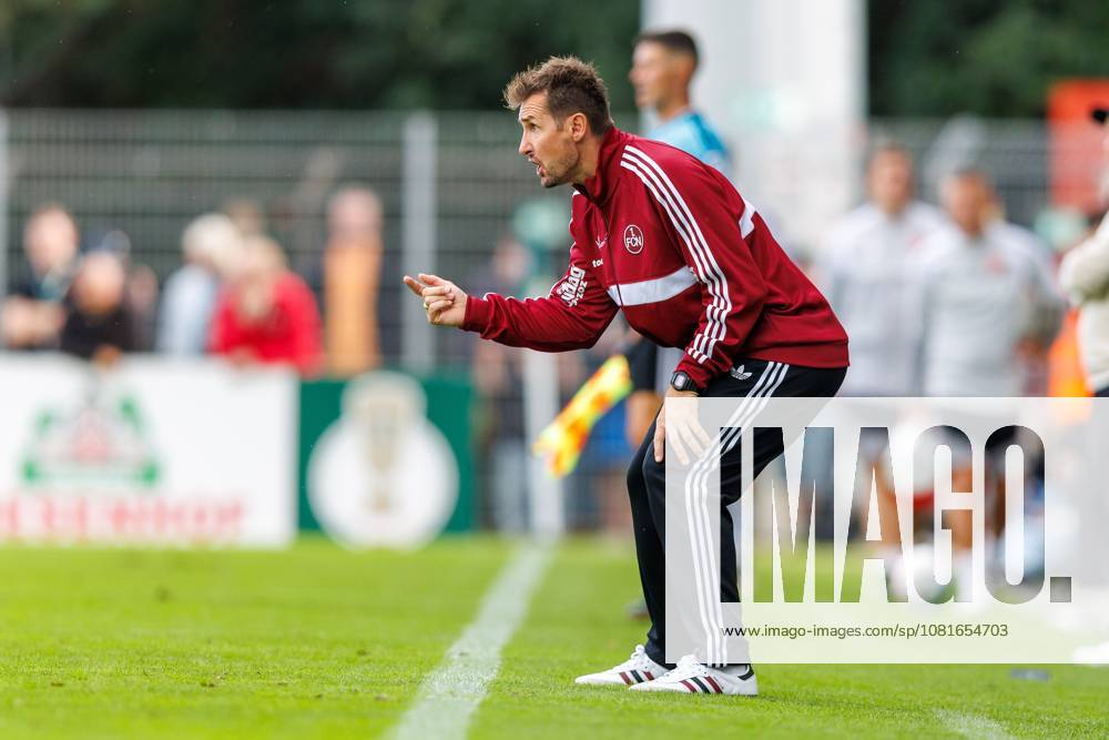 Fussball - Saison 2026 2027 - DFB Pokal Vereinspokal - 01. Runde: Viktoria Köln - 1. FC Nürnberg Nuernberg FCN ( Club ) - Sportfoto Zink DaMa - - regulations prohibit any use of photographs as image sequences and or quasi-video - Miroslav Miro Klose ( Trainer 1. FC Nürnberg FCN ) zeigt an gestikuliert dirigiert gibt Anweisungen