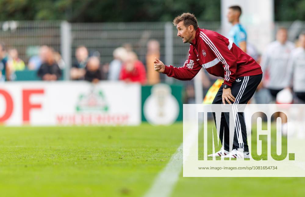 Fussball - Saison 2026 2027 - DFB Pokal Vereinspokal - 01. Runde: Viktoria Köln - 1. FC Nürnberg Nuernberg FCN ( Club ) - Sportfoto Zink DaMa - - regulations prohibit any use of photographs as image sequences and or quasi-video - Miroslav Miro Klose ( Trainer 1. FC Nürnberg FCN ) zeigt an gestikuliert dirigiert gibt Anweisungen