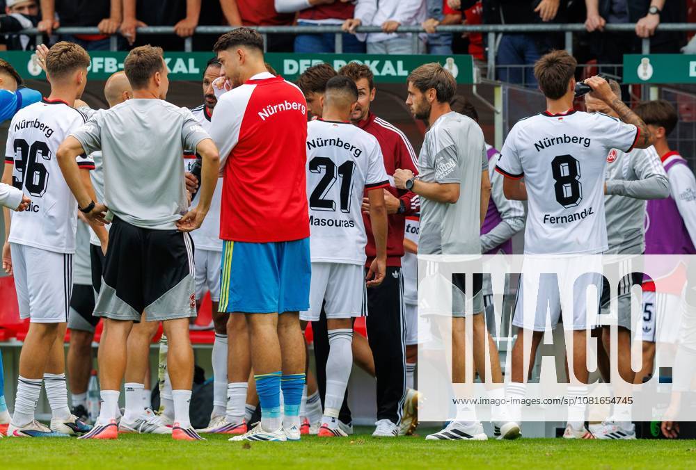 Fussball - Saison 2026 2027 - DFB Pokal Vereinspokal - 01. Runde: Viktoria Köln - 1. FC Nürnberg Nuernberg FCN ( Club ) - Sportfoto Zink DaMa - - regulations prohibit any use of photographs as image sequences and or quasi-video - Miroslav Miro Klose ( Trainer 1. FC Nürnberg FCN ) spricht zu Mannschaft Team