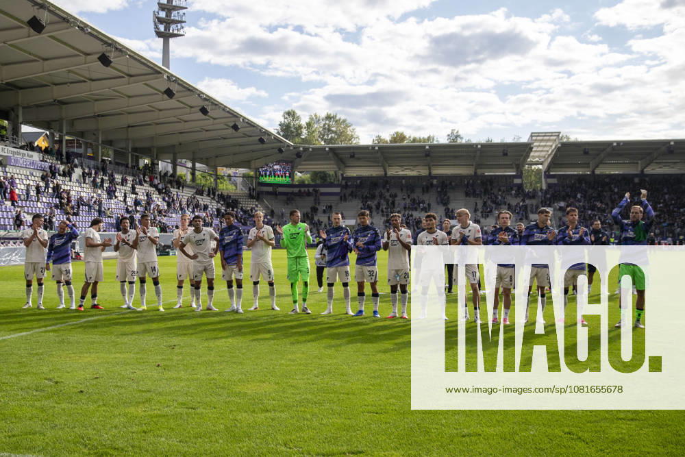GER, Aue, Fussball, DFB-Pokal, 1. Hauptrunde, FC Erzgebirge Aue vs. TSG 1899 Hoffenheim im Bild v.l.: Team von Hoffenheim jubelt vor den Auswaertsfans nach dem Spiel 22.08.2026, EINS Erzgebirgsstadion Aue DFB REGULATIONS PROHIBIT ANY USE OF PHOTOGRAPHS AS IMAGE SEQUENCES AND OR QUASI-VIDEO,