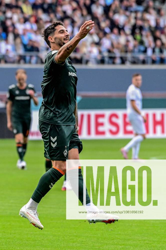 Tor Jubel nach dem 0:3 durch Ludovit Reis ( Werder ) Deutschland , Hamburg , Millerntor , Fussball , 1 Bundesliga , Oberliga Niedersachsen , DFB Pokal Runde 1 , LSK Lüneburg - SV Werder Bremen