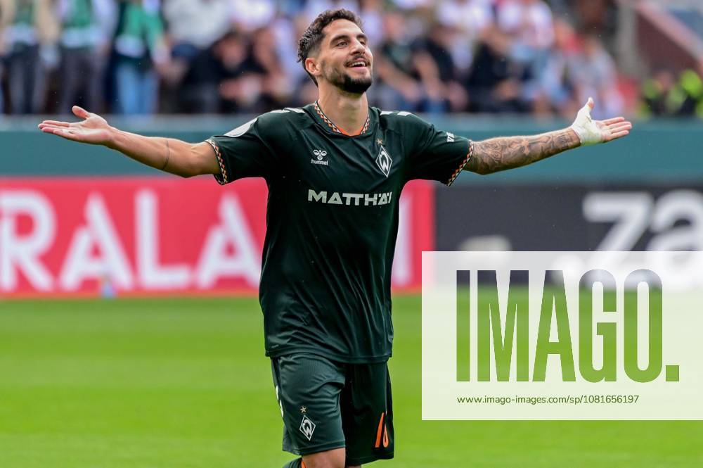 Tor Jubel nach dem 0:3 durch Ludovit Reis ( Werder ) Deutschland , Hamburg , Millerntor , Fussball , 1 Bundesliga , Oberliga Niedersachsen , DFB Pokal Runde 1 , LSK Lüneburg - SV Werder Bremen