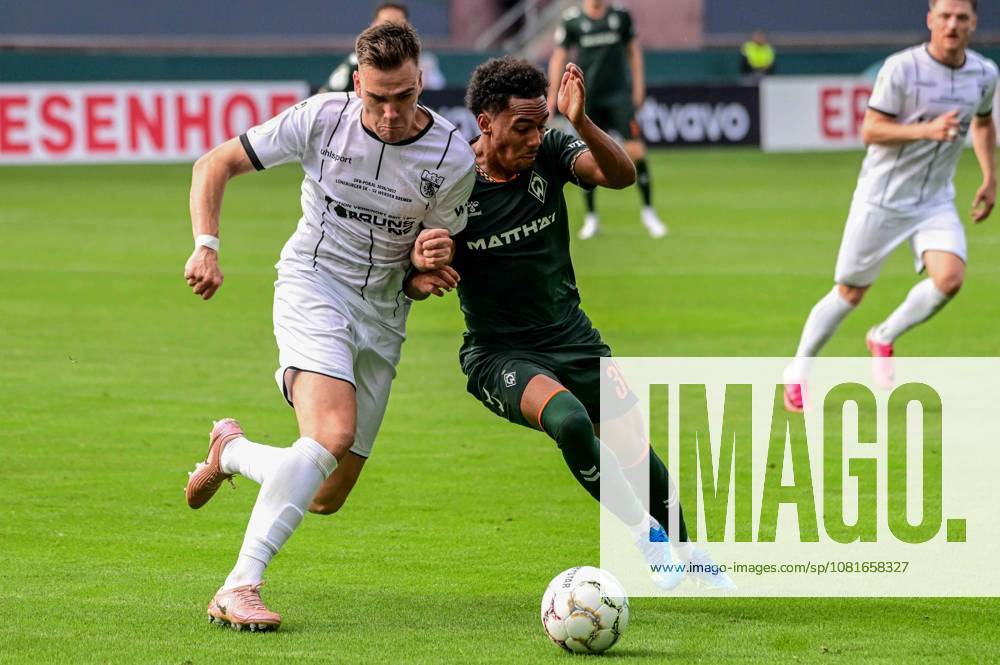 38 Paul Erevbenagie ( Werder ) 17 Malte Meyer ( Lüneburg ) Deutschland , Hamburg , Millerntor , Fussball , 1 Bundesliga , Oberliga Niedersachsen , DFB Pokal Runde 1 , LSK Lüneburg - SV Werder Bremen