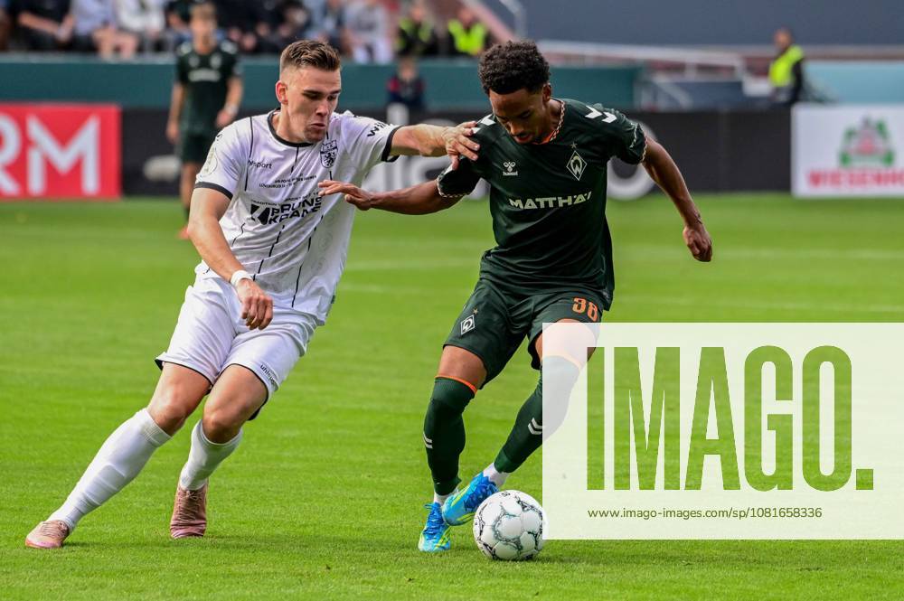38 Paul Erevbenagie ( Werder ) 17 Malte Meyer ( Lüneburg ) Deutschland , Hamburg , Millerntor , Fussball , 1 Bundesliga , Oberliga Niedersachsen , DFB Pokal Runde 1 , LSK Lüneburg - SV Werder Bremen