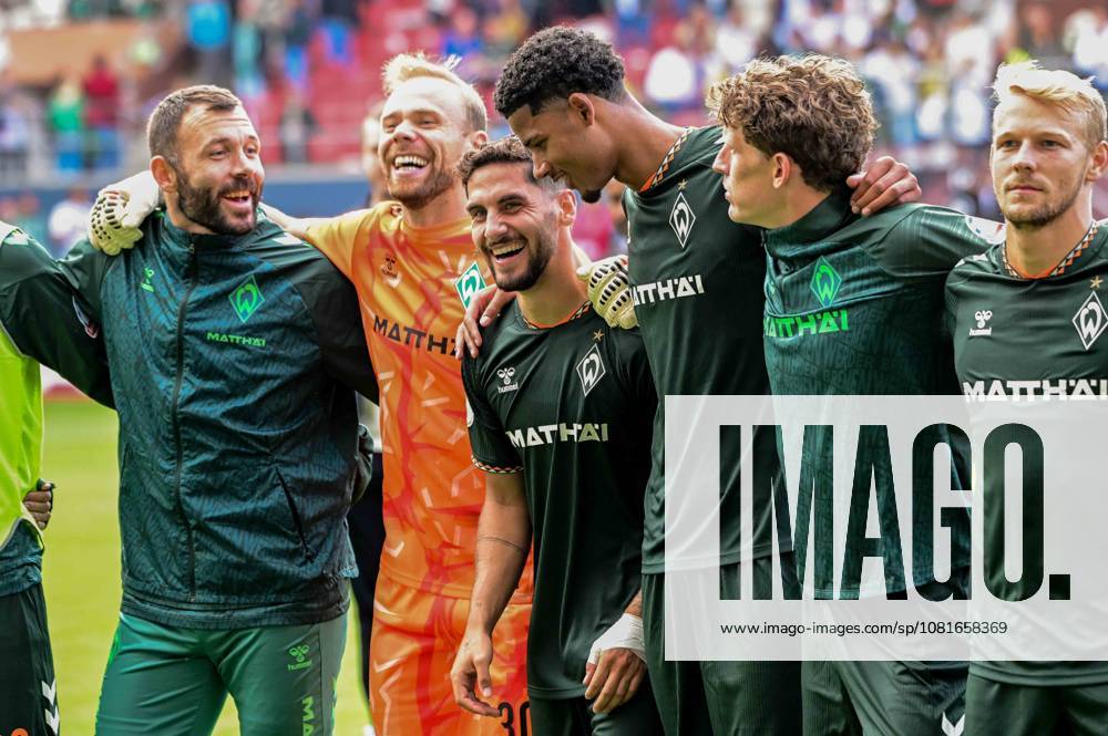 Schlussjubel 25 Markus Kolke 38 Paul Erevbenagie Jens Stage Marco Grüll ( Werder ) Deutschland , Hamburg , Millerntor , Fussball , 1 Bundesliga , Oberliga Niedersachsen , DFB Pokal Runde 1 , LSK Lüneburg - SV Werder Bremen