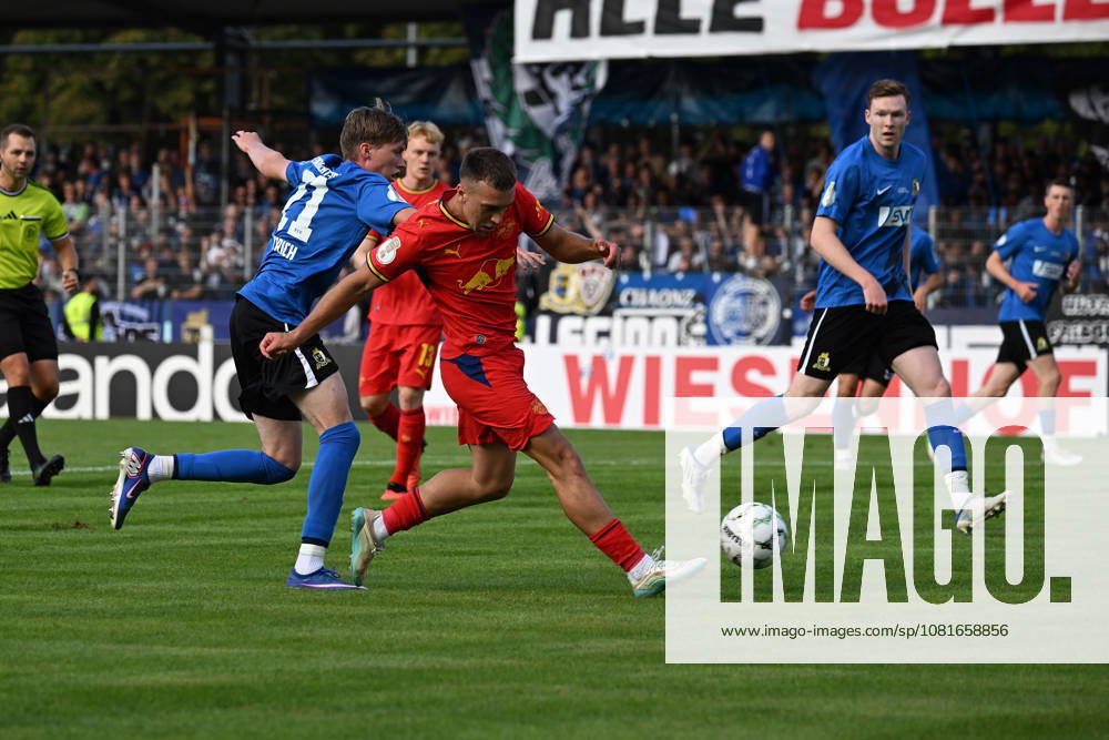 Fussball DFB Pokal 1.Runde, Eintracht Trier - RB Leipzig v.l. Elia Dittrich (SV Eintracht Trier 05) Brajan Gruda (RB Leipzig) Zweikampf, Aktion, action, battle for the ball Trier