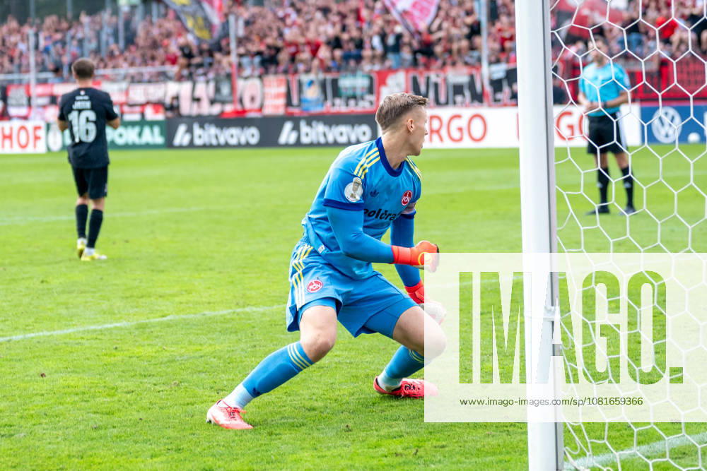 Niklas Jahn (Viktoria Koeln, 16) ist mit seinem Elfmeter an Jan Reichert (1. FC Nuernberg, 01) gescheitert. Viktoria Koeln vs. 1. FC Nuernberg, Fussball, DFB-Pokal, 1. Runde, Saison 2026 2027, 22.08.2026 DFL DFB Regulations prohibit any use of Photographs as image sequences and or Quasivideo Viktoria Koeln vs. 1. FC Nuernberg, Fussball, DFB-Pokal, 1. Runde, Saison 2026 2027, 22.08.2026 Koeln