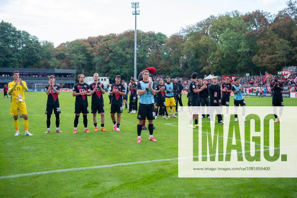 Die Koelner Spieler bedanken sich bei ihren Fans fuer die Unterstuetzung. Viktoria Koeln vs. 1. FC Nuernberg, Fussball, DFB-Pokal, 1. Runde, Saison 2026 2027, 22.08.2026 DFL DFB Regulations prohibit any use of Photographs as image sequences and or Quasivideo Viktoria Koeln vs. 1. FC Nuernberg, Fussball, DFB-Pokal, 1. Runde, Saison 2026 2027, 22.08.2026 Koeln