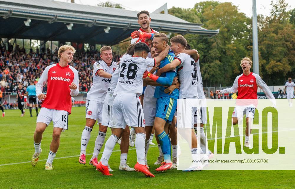 Fussball - Saison 2026 2027 - DFB Pokal Vereinspokal - 01. Runde: Viktoria Köln - 1. FC Nürnberg Nuernberg FCN ( Club ) - Sportfoto Zink DaMa - - regulations prohibit any use of photographs as image sequences and or quasi-video - Jubel Freude nach Spielende - Jan Reichert (1, 1. FC Nürnberg FCN ) und Mannschaft Team jubelt Jubel nach gehaltenen Elfmeter im Elfmeterschießen - nach Sieg des FCN