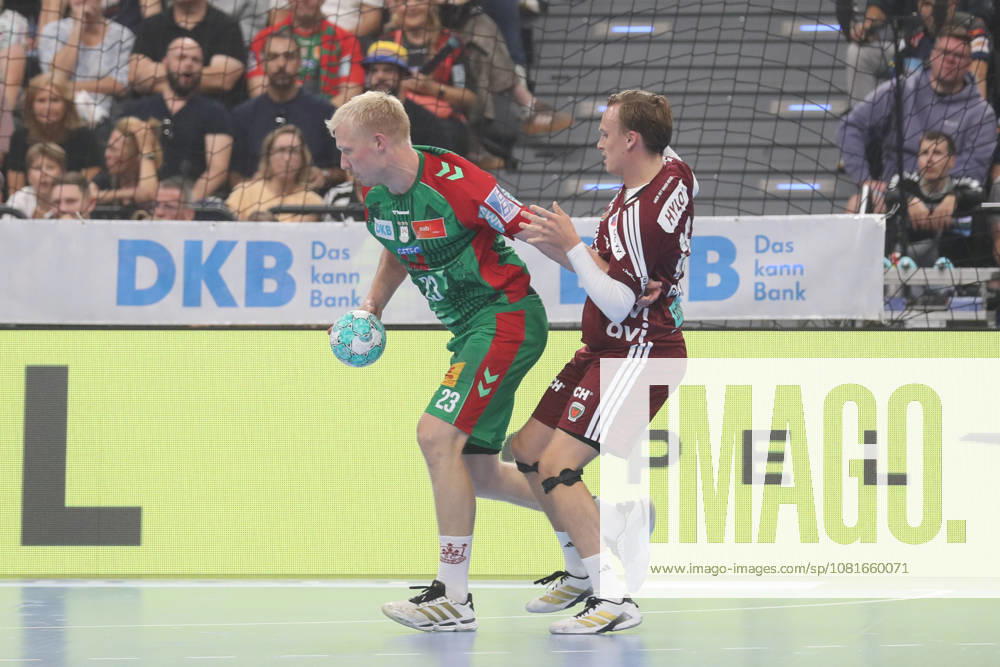 Handball, Rexel Supercup 2026, SC Magdeburg - Füchse Berlin, v.l. Magnus Saugstrup (Magdeburg, 23) Tobias Grondahl (Berlin, 15) Zweikampf, Duell, Kampf, tackle München