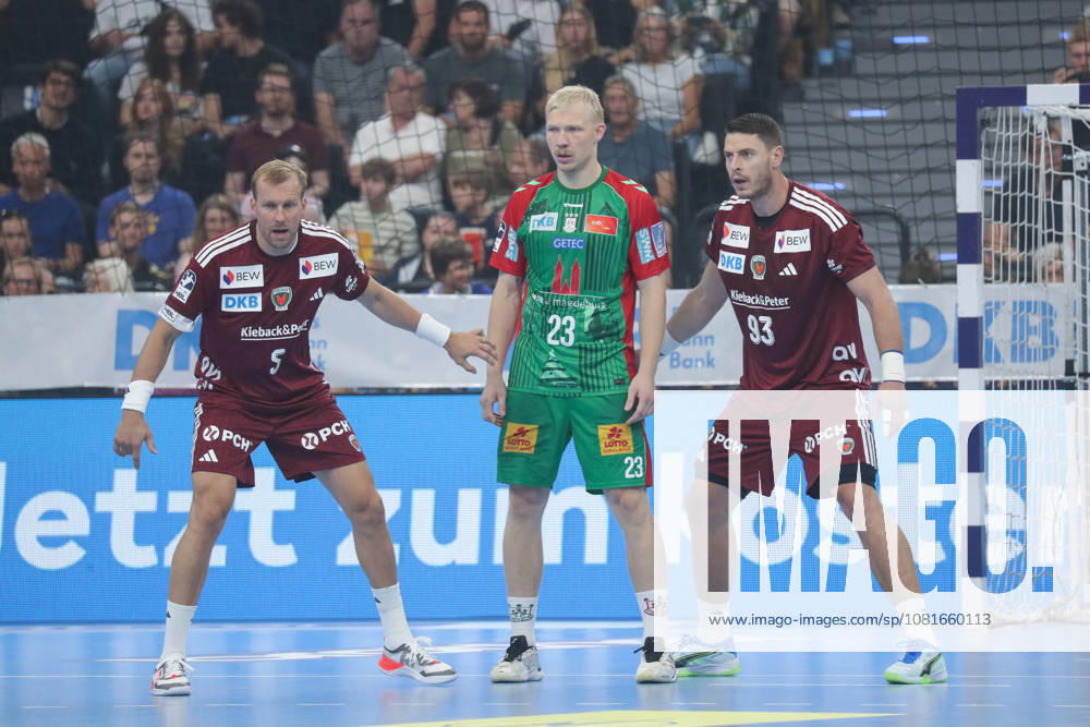 Handball, Rexel Supercup 2026, SC Magdeburg - Füchse Berlin, v.l. Max Darj (Berlin, 5), Magnus Saugstrup (Magdeburg, 23), Mijajlo Marsenic (Berlin, 93) Zweikampf, Duell, Kampf, tackle München