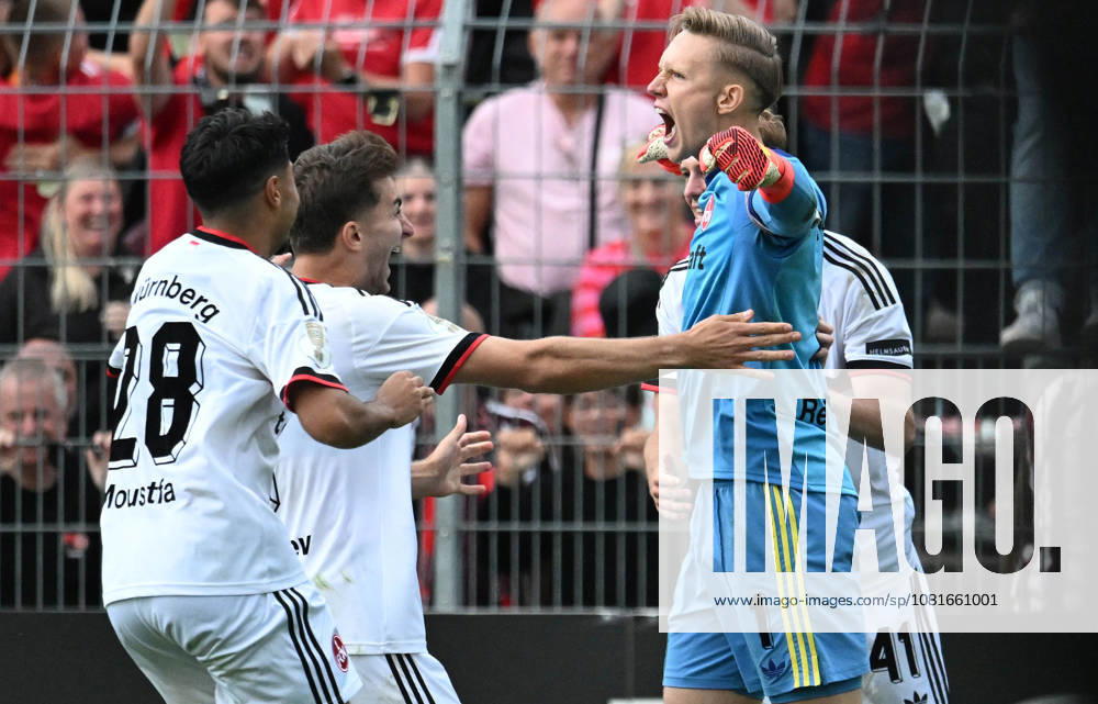 Fussball , DFB - Pokal , 1.Runde Viktoria Köln gegen 1.FC Nürnberg Torwart Jan Reichert ( 1.FC Nürnberg ) feiert nach dem gehaltenen Elfmeter . Köln
