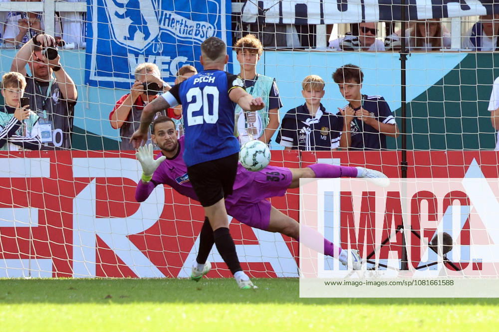 Fussball DFB Pokal 1.Runde, 1.FC Saarbruecken - Hertha BSC Berlin v.l. Marius Gersbeck (Hertha BSC) Florian Pick (1.FC Saarbruecken) Elfmeter verschossen Saarbruecken