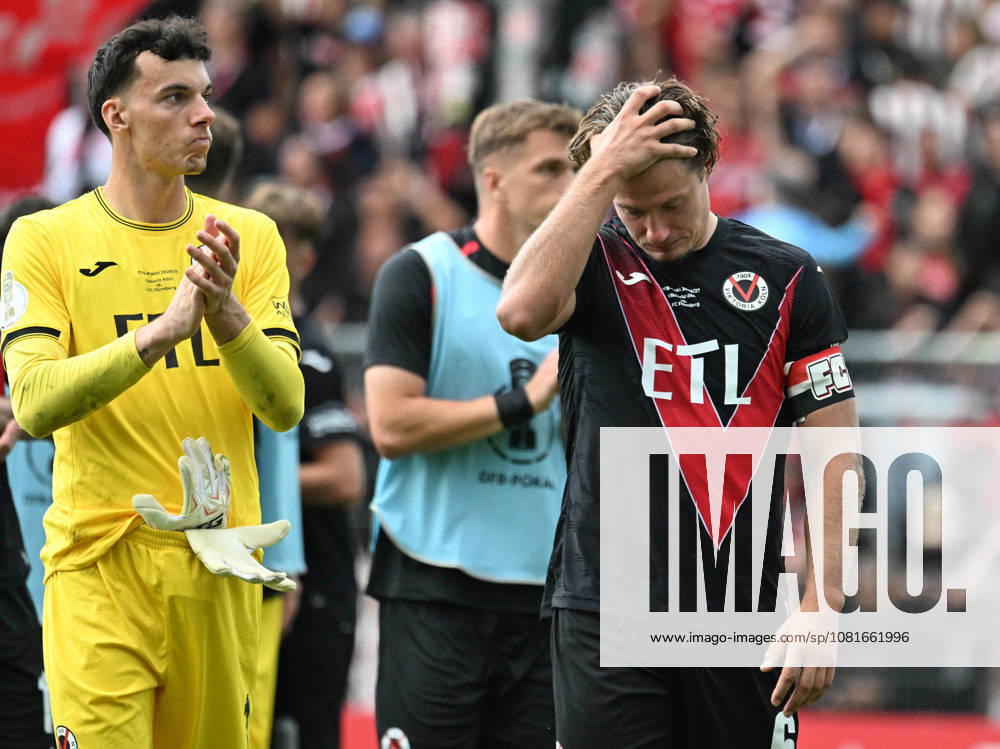 Fussball , DFB - Pokal , 1.Runde Viktoria Köln gegen 1.FC Nürnberg Torwart Arne Schulz , links und Tobias Eisenhuth , rechts ( beide Viktoria Köln ) nach der Niederlage im Elfmeterschießen Köln