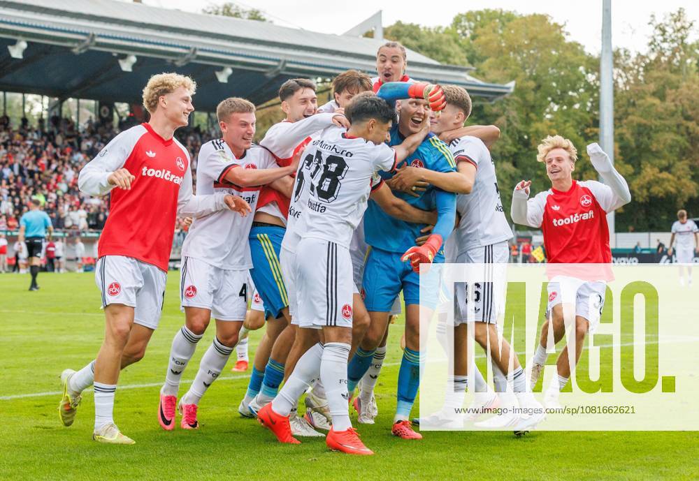 Fussball - Saison 2026 2027 - DFB Pokal Vereinspokal - 01. Runde: Viktoria Köln - 1. FC Nürnberg Nuernberg FCN ( Club ) - Sportfoto Zink DaMa - - regulations prohibit any use of photographs as image sequences and or quasi-video - Jubel Freude nach Spielende - Jan Reichert (1, 1. FC Nürnberg FCN ) und Mannschaft Team jubelt Jubel nach gehaltenen Elfmeter im Elfmeterschießen - nach Sieg des FCN