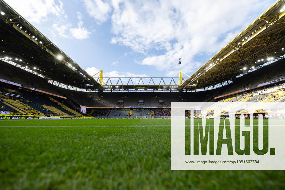Fussball, Franz Beckenbauer Supercup 2026, Borussia Dortmund - FC Bayern München. Blick durch das Tor auf die Nordtribüne des Signal Iduna Parks. Dortmund Signal Iduna Park NRW Deutschland xRHR-FOTO DEx