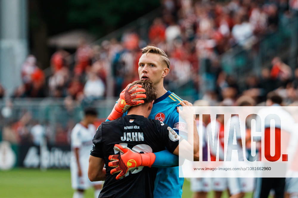 Deutschland, Köln (Sportpark Höhenberg): DFB-Pokal, 1. Runde, FC Viktoria Köln - 1. FC Nürnberg, Jan Reichert (1. FC Nürnberg, 1) tröstet Niklas Jahn (FC Viktoria Köln, 16) nach Elfmeterschießen, verschossen, Emotionen, Trauer
